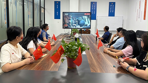 办公室人员观看阅兵仪式